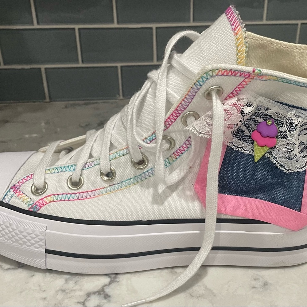 Sz 6.5 Converse Embellished Chuck Taylor All Star Lift Hi-Top Sneaker